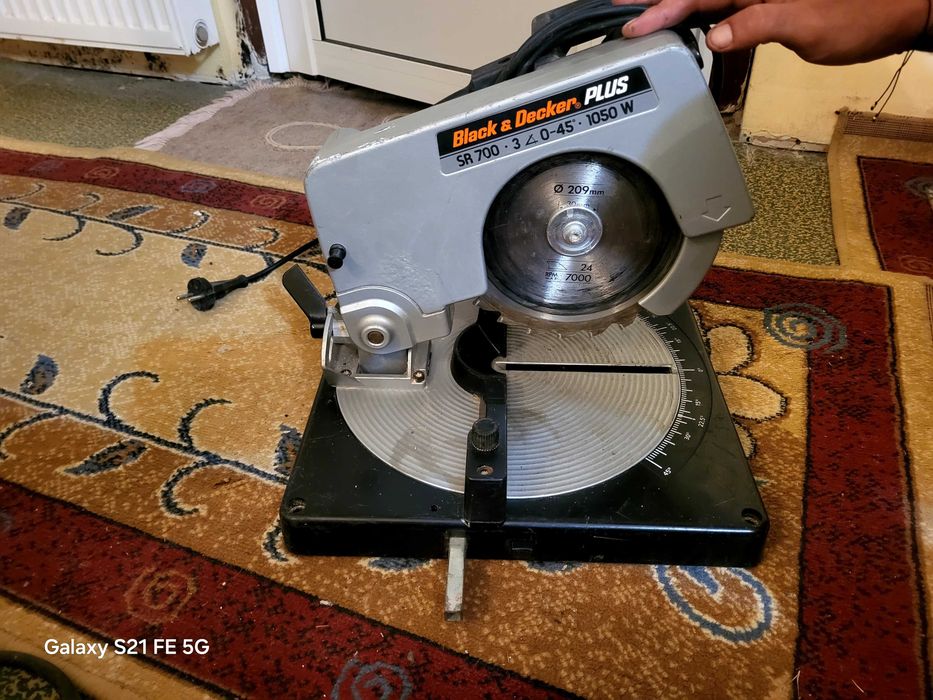 Настолен потапящ циркуляр (герунг) Black & Decker Plus SR700 с мощност 1050W