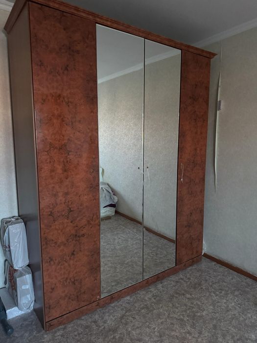 Продам 4-дверный шкаф с зеркалами в хорошем состоянии