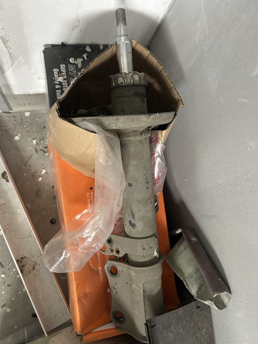 Стойки передние б/у Камри 40