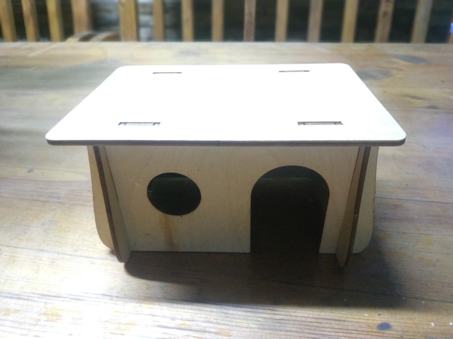 Продам клетки и домик для хомяков