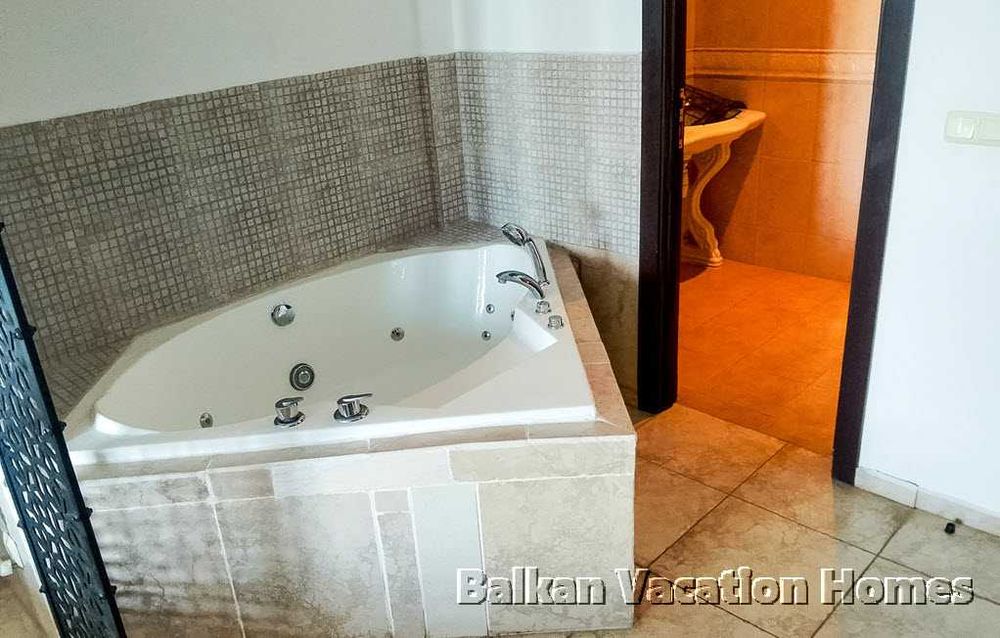 Тристаен апартамент в затворен комплекс до плажа в Обзор