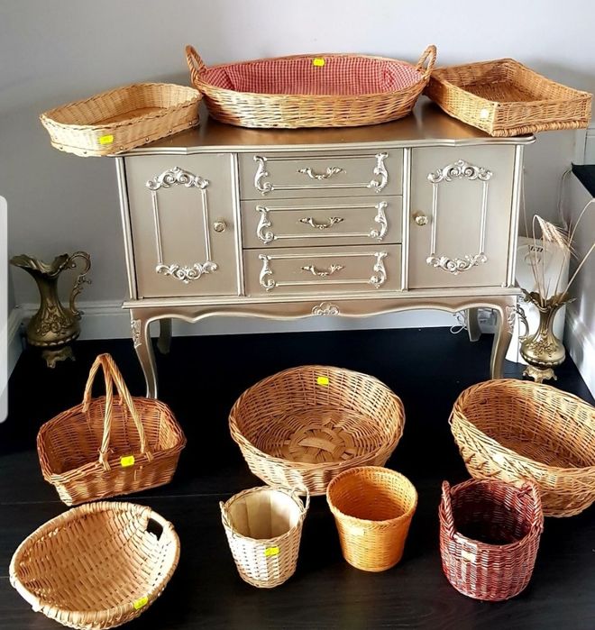 Coșuri vechi  din nuiele împletite