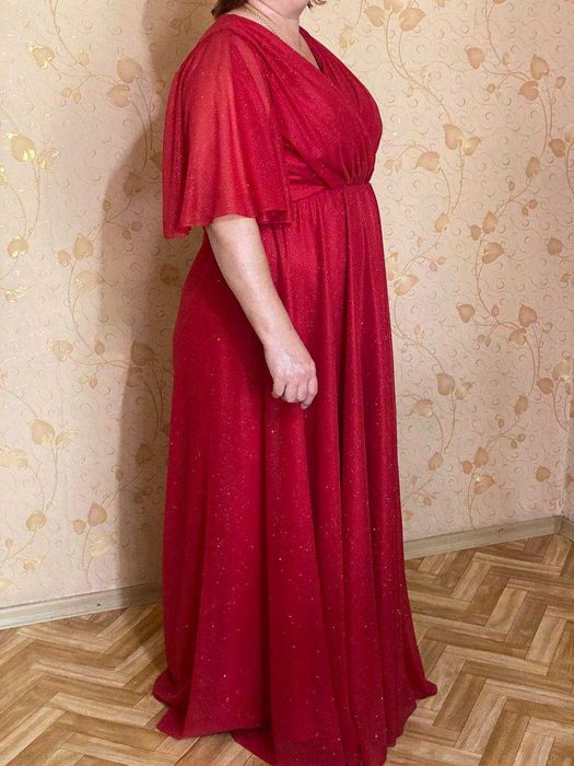 Шикарное вечернее платье на праздник.