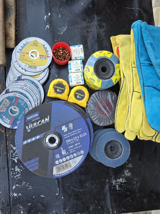Scule și accesorii abrazive (discuri, flaps, capse, mănuși) – reducere