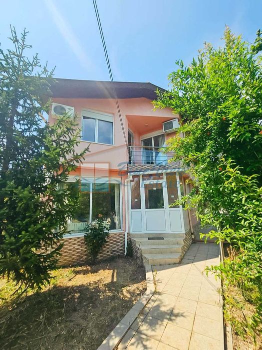 Двуетажна къща с басейн, гараж и морска панорама в Балчик