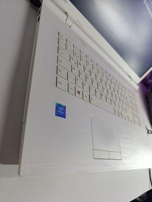Laptop 17.3 alb Toshiba office Intel i3 cu 8gb ram