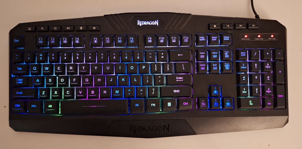 Tastatură Redragon – Iluminare RGB, stare excelentă