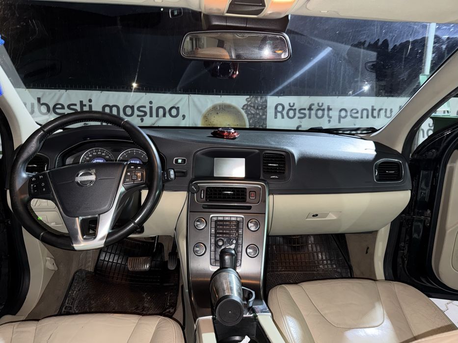 se vinde Volvo v60 D3
