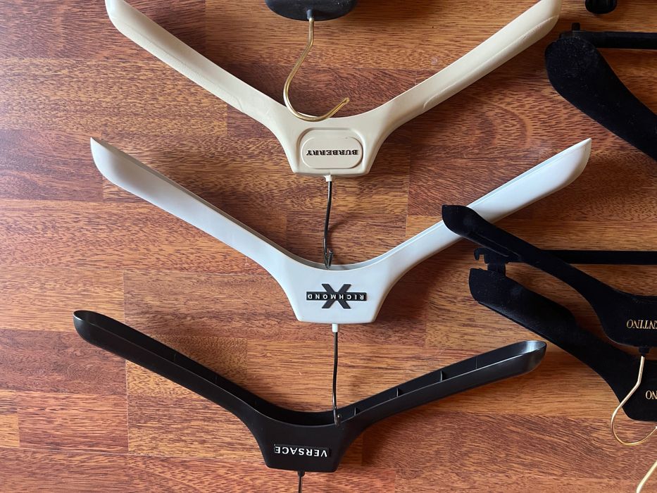 Маркови закачалки Louis Vuitton,
Alexander Mcqueen, Valentino...