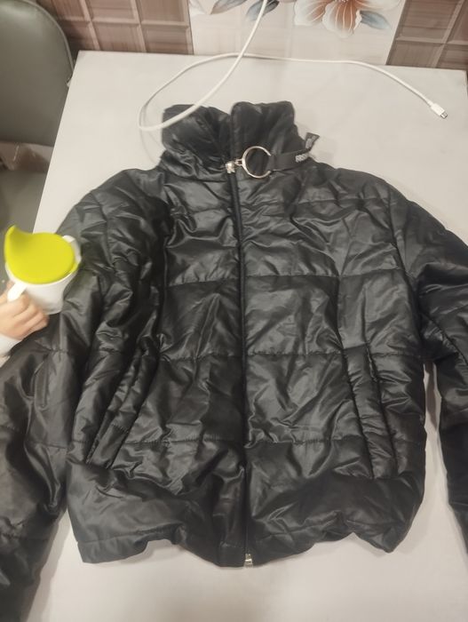 Продаю лёгкую короткую куртку.
