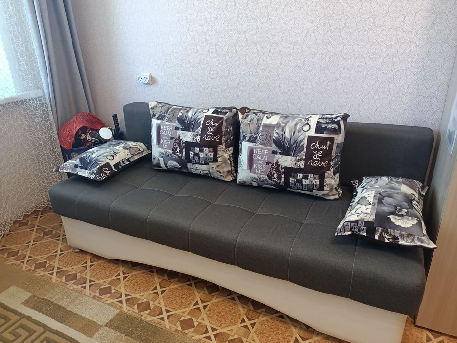 Продам диван с подушками