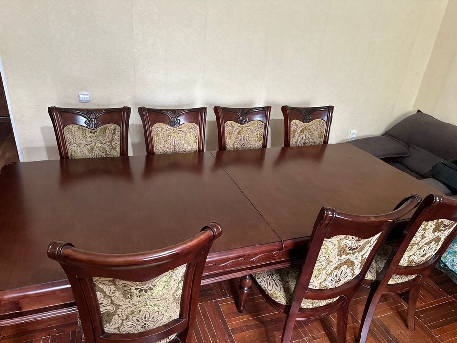 Стол со стульями в хорошем состоянии