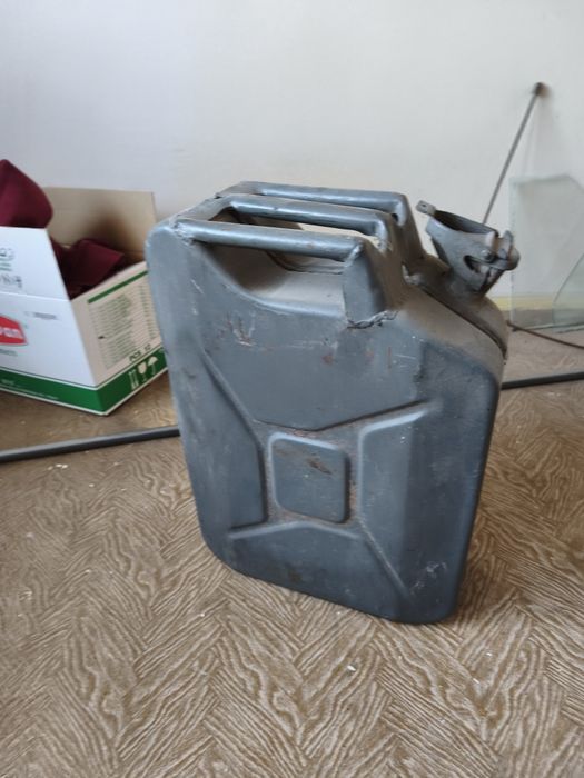 Două canistre din metal la preț de o bucată.