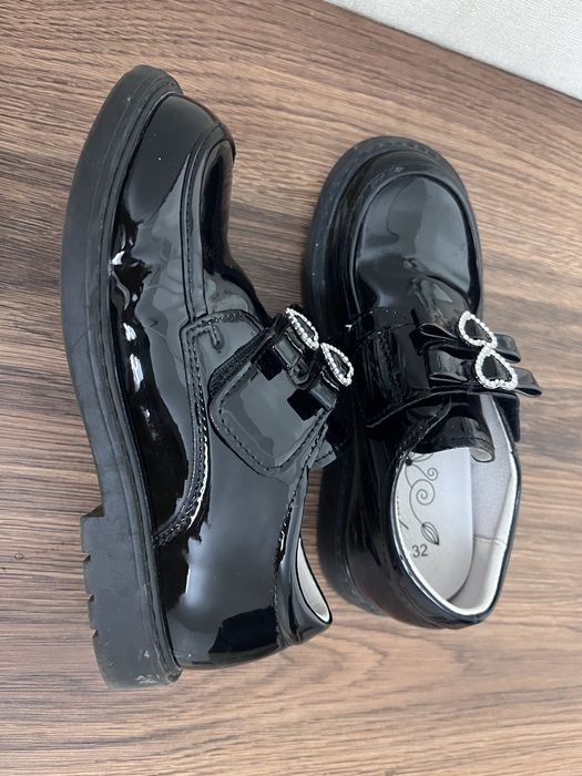 Продам туфли черные школьные на девочку.