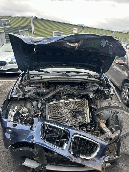 BMW X1 avariat frontal