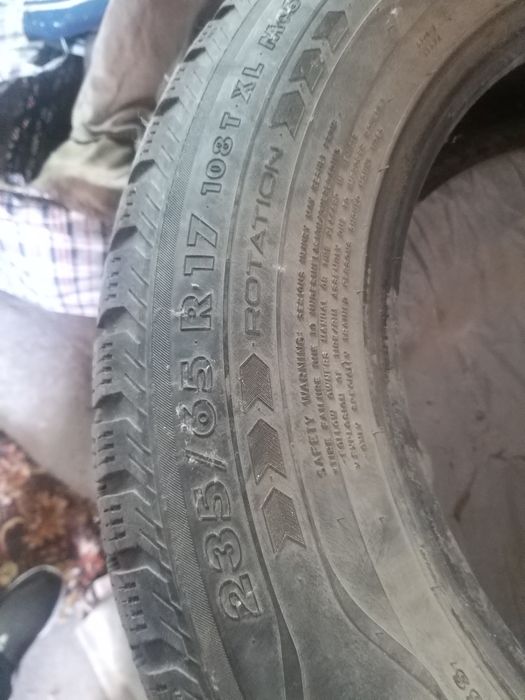 Комплект зимних шин б/у 235/65R17