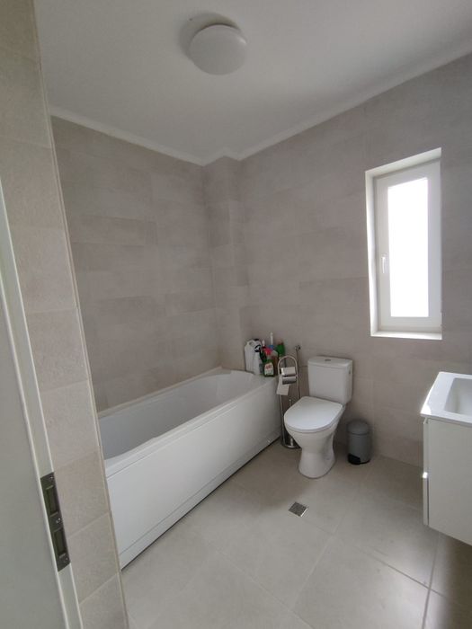 Vând apartament 2 camere, 60 mp, parter, Șelimbăr – str. Armoniei.
Liv