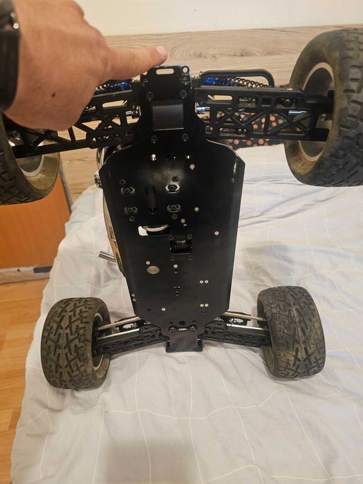 Mașină RC Monster Truck cu motor termic – Nitro / Kerosen