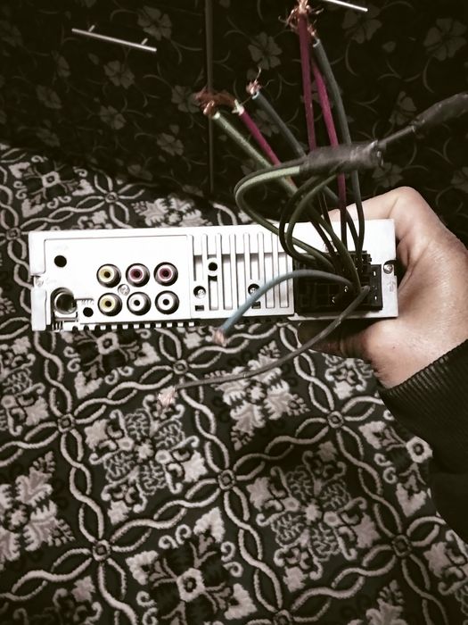 Магнитола зу́р и