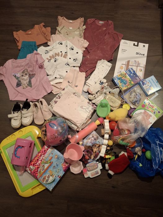 Lot incaltaminte si haine marimea 86 pentru fetite si  diverse jucarii