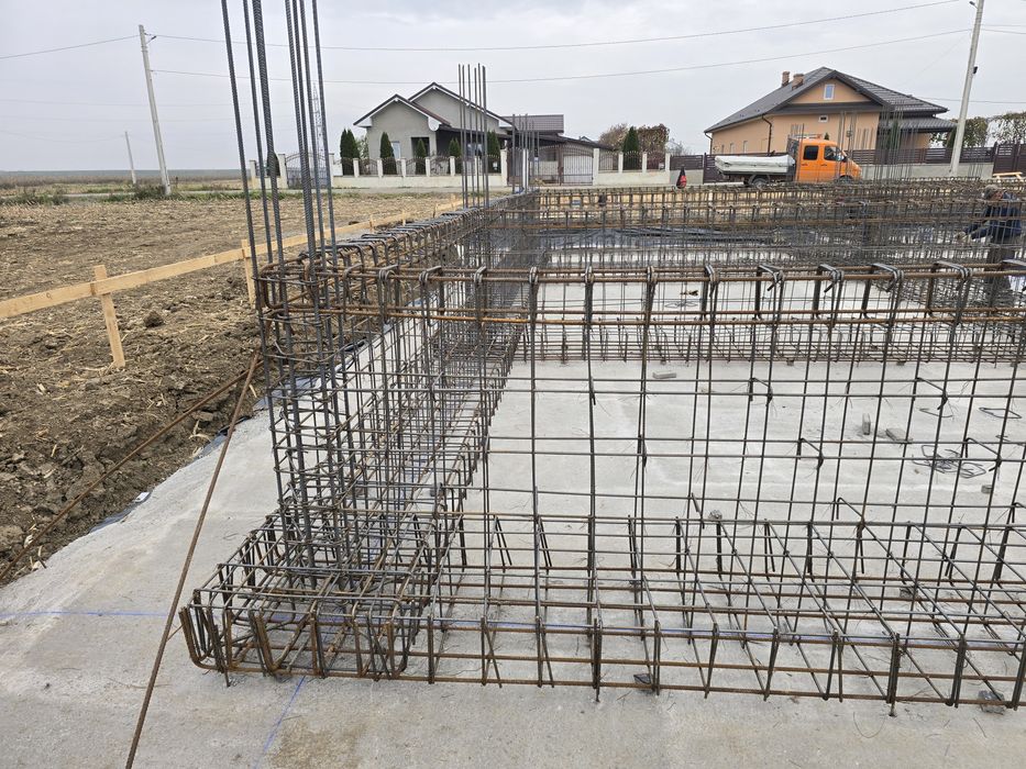 Construim case la roșu