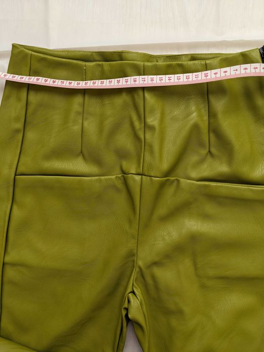 Pantaloni piele ecologică verde olive – mărime 38 (potriviți S) – NOI