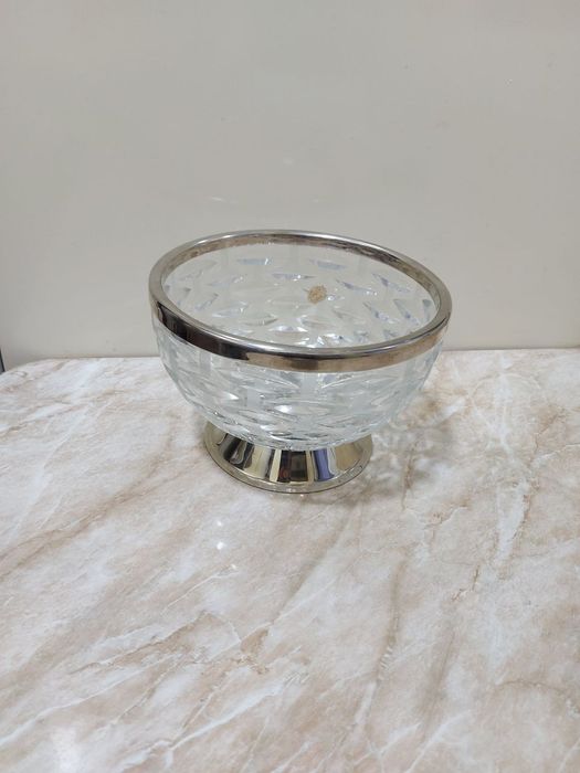 Ваза с ободком на ножке. Новая. Чехия.