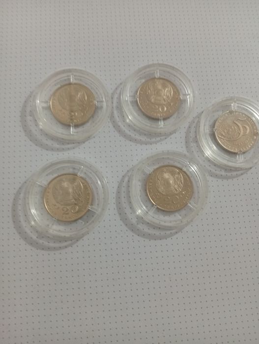 Монеты в капсулах