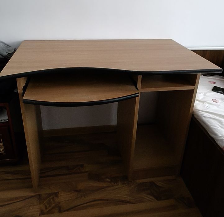 Vând birou asamblat