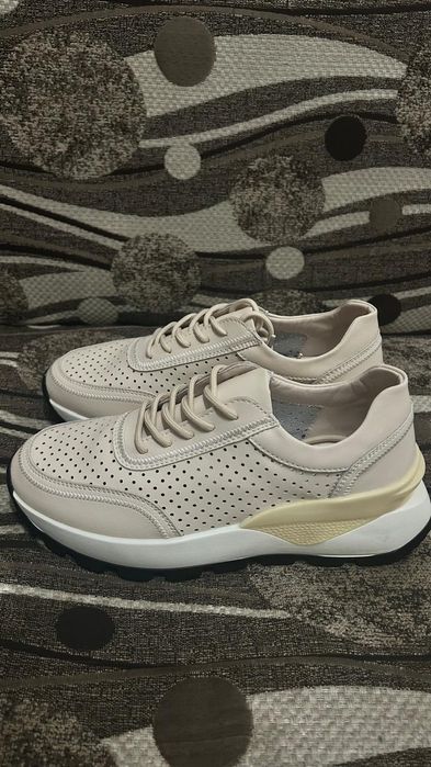 Продам красовки новые цена минимальная звоните по номеру