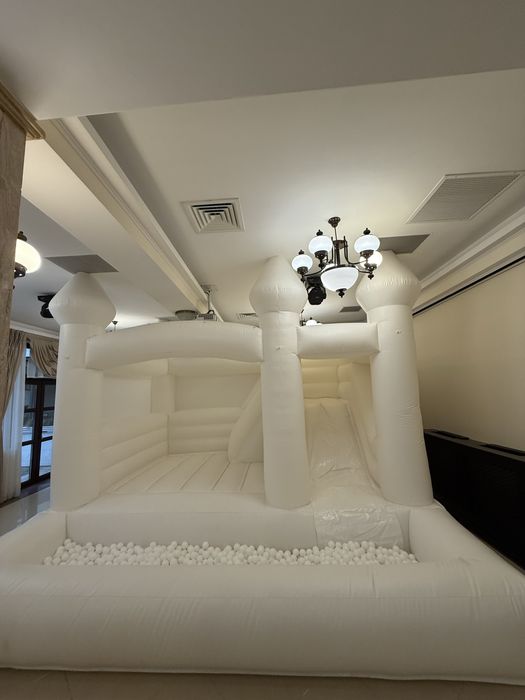 Castelg gonflabile cu bile