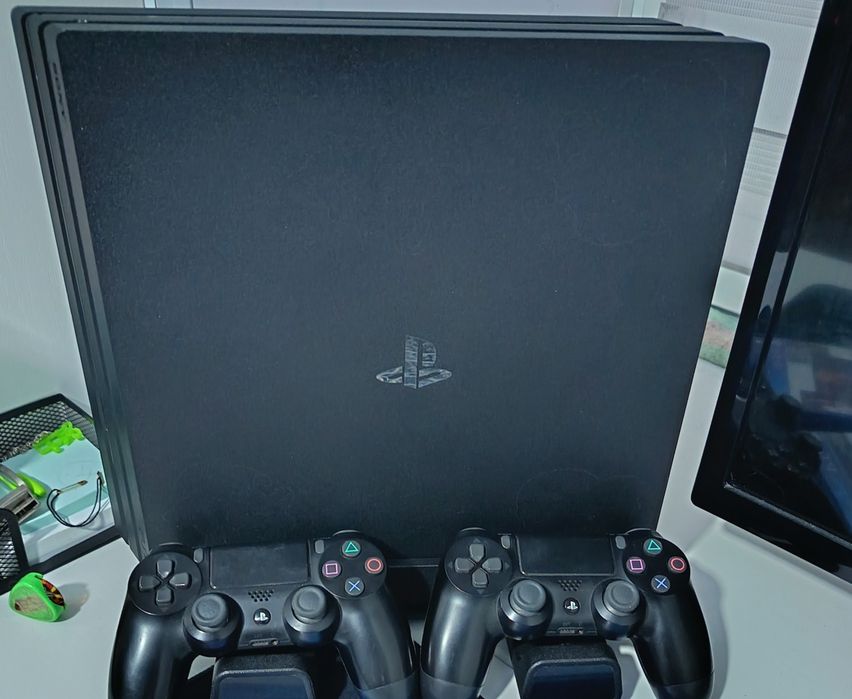 Продам пс 4 про, PlayStation 4 pro 1тб памяти