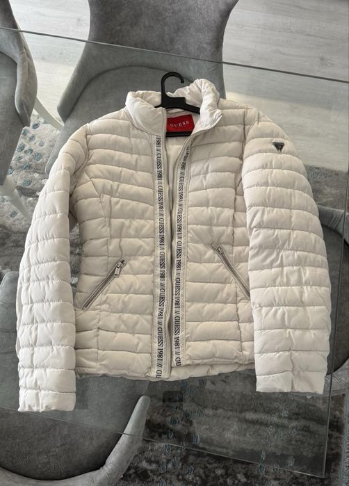 Дамски яке Guess в идеално състояние