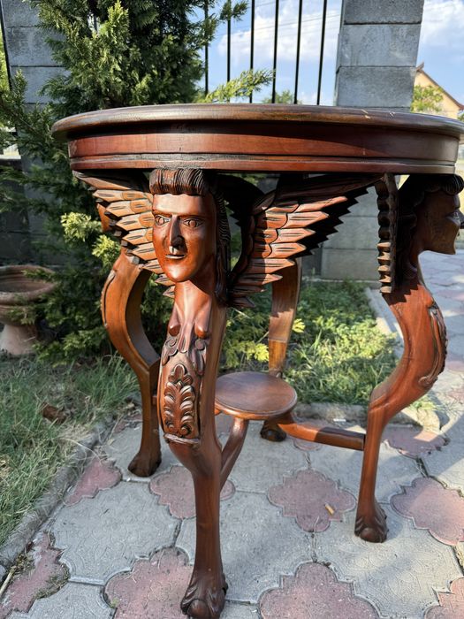 Masă din lemn masiv cu sculpturi