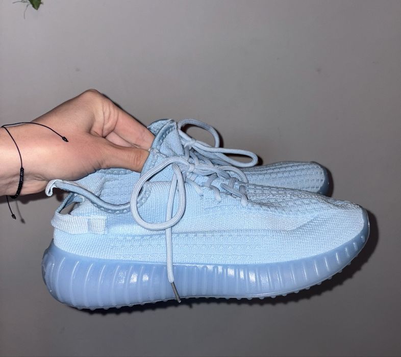 Женские кроссовки