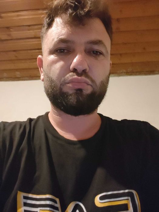 Caut pe cineva să mă ia în spatiu