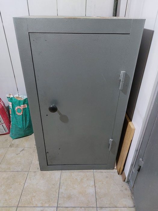 Шкаф железный **