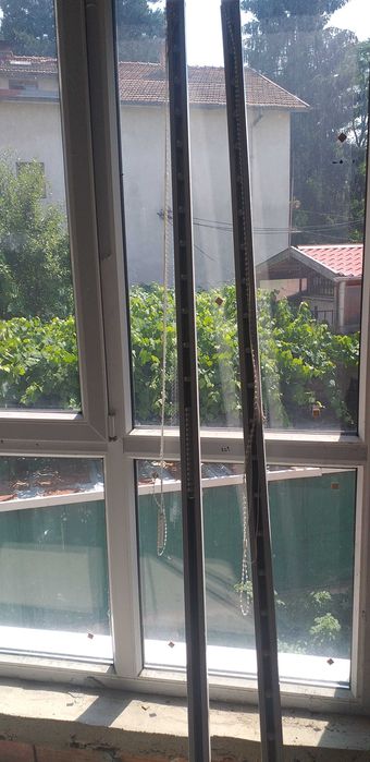 Корнизи 2бр.с размери  2.50 вертикални щори цена 80лв.брой