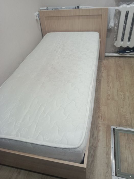 Продам кровать с матрасом.