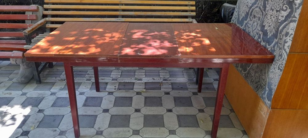 Продаётся стол без стульев