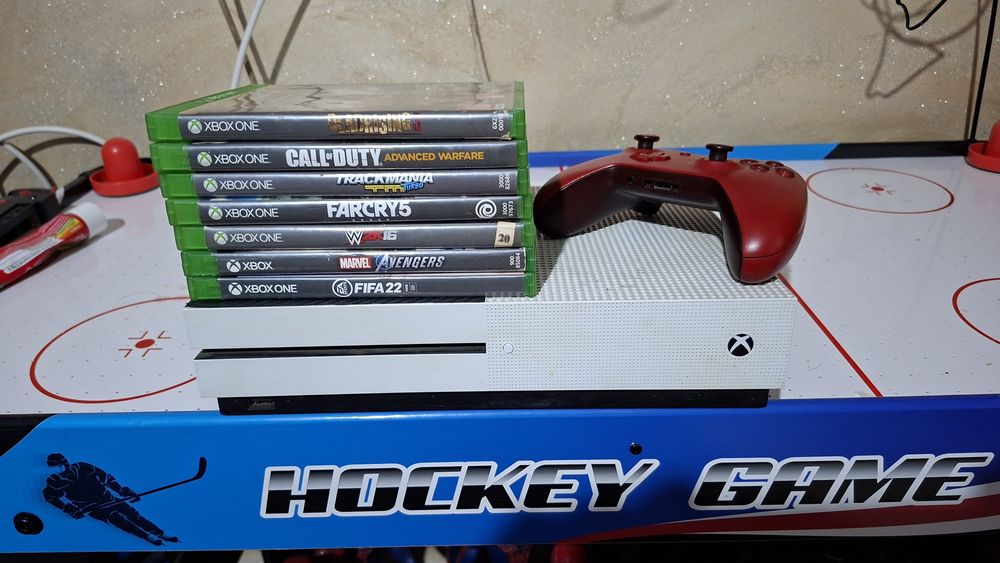 Vând Xbox One cu 1TB. Funcționează impecabil