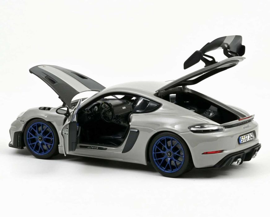 Macheta Porsche Cayman GT4 RS cu Weissach Pack 1:18 Norev