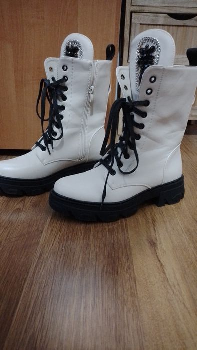 Шикозни  боти с камъни.