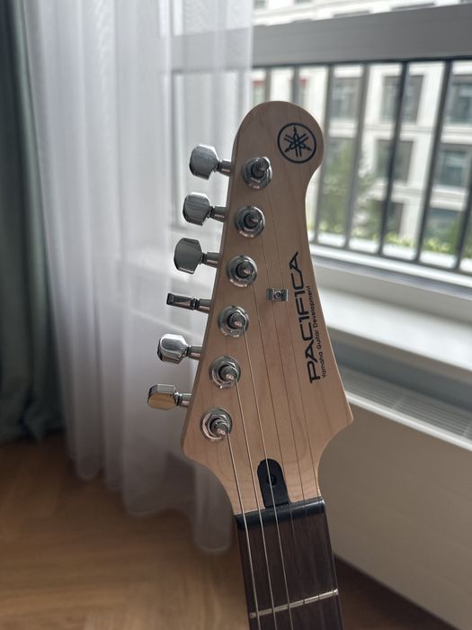 Yamaha Pacifica 112J+подставка