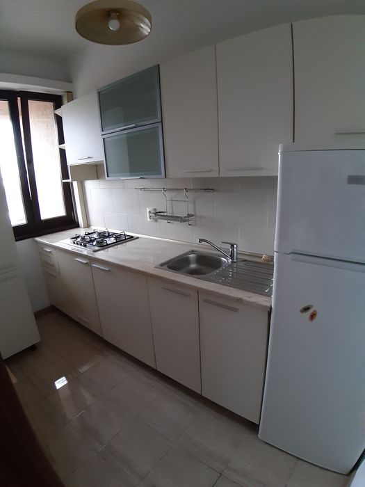 Garsoniera Bucuresti Noi Damaroaia Bloc 2006 Etaj 3 din 4 Lift Metrou Jiului 10 minute
