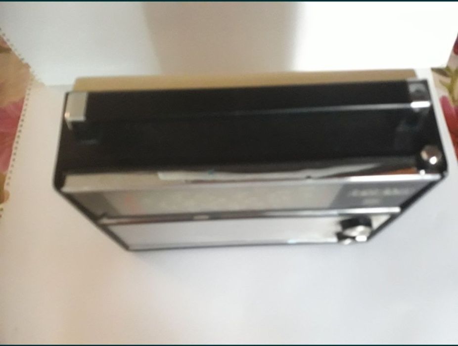 Продавам работещ ретро радио-транзистор VEF 204.