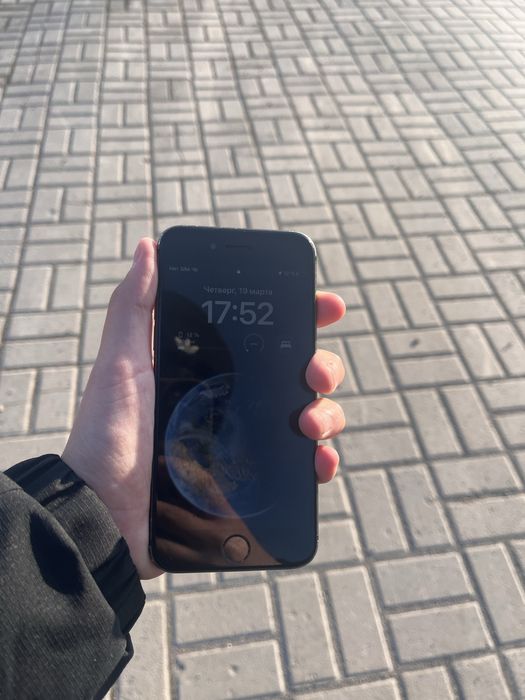 Продам айфон 8