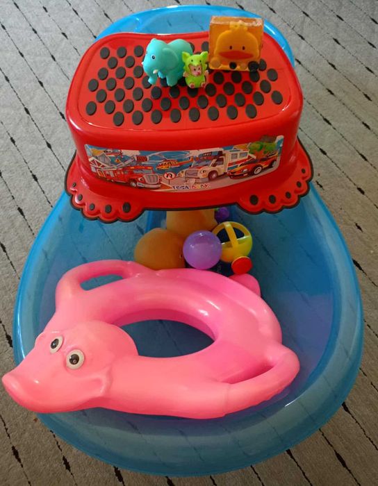 Лот - Бебешко корито, стълба, преходник за тоалетна, играчки, гл.сапун