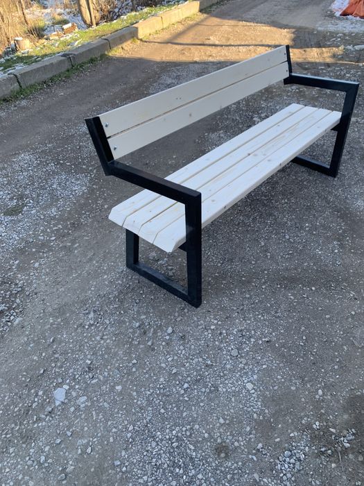 Градински пейки с метални крака