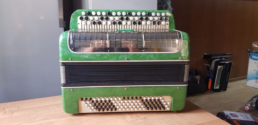 Продается баян трехрядный Мелодия